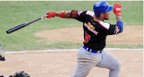 Imagen de la noticia: Lvbp (Round Robin): Tiburones sale del foso al vencer al Magallanes 5 carreras por 2