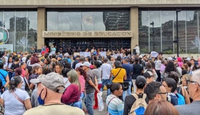 Imagen de la noticia: Maestros marchan en todo el país para pedir aumento salarial