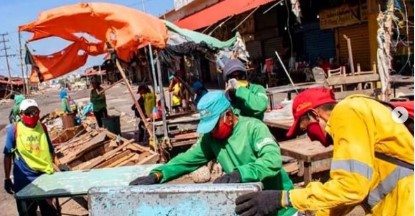 Imagen de la noticia: Municipio Maracaibo: Alcaldía derrumba mas de 300 puestos de buhoneros en el centro de la ciudad