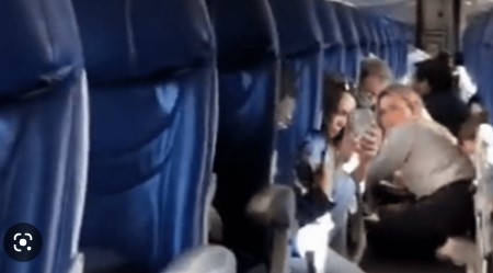 Imagen de la noticia: México: Cuando despegaba, avión de Aeroméxico recibe disparos en Culiacán (Video)