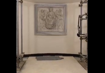 Imagen de la noticia: Roma: El cuerpo de Benedicto XVI reposa ya en el féretro preparado para el funeral