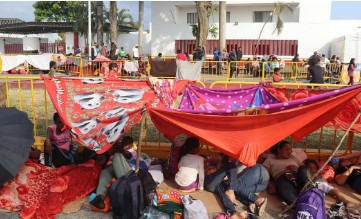 Imagen de la noticia: México: En espera de documentos de tránsito legal por el pais, unos 2.000 migrantes improvisan campamento