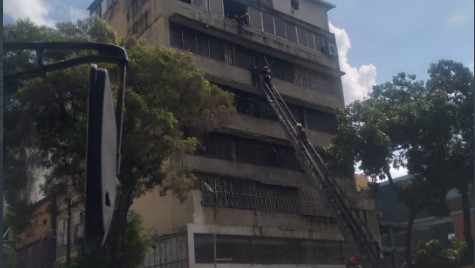 Imagen de la noticia: Caracas: Rescatan a joven, solicitado por el CICPC que intentó suicidarse
