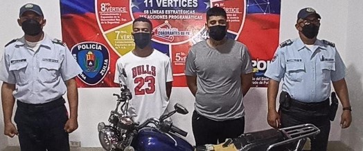 Imagen de la noticia: Municipio Cabimas: Detienen a dos sujetos con un envoltorio de presunta marihuana y una pipa