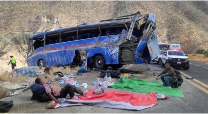 Imagen de la noticia: Mexico: Accidente de bus con migrantes haitianos, venezolanos y colombianos deja 17 muertos
