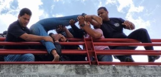 Imagen de la noticia: Rescatan de milagro a una venezolana que se iba a tirar de un puente en Panamá