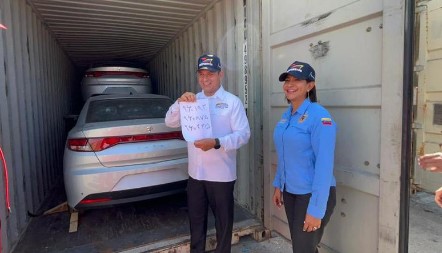 Imagen de la noticia: Llegaron al país 2.000 vehículos iraníes y 100 tractores: La venta se realizará por el código QR