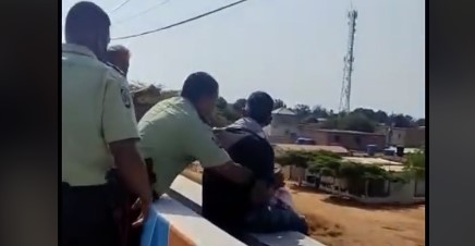 Imagen de la noticia: Municipio Maracaibo: Efectivos policiales rescatan a joven que intentaba quitarse la vida desde un puente