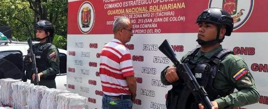 Imagen de la noticia: Estado Táchira: Detienen a sujeto que traficaba guantes impregnados de cocaína