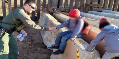 Imagen de la noticia: Niños de 5 y 8 años fueron abandonados por «coyotes» entre Sonora y Arizona