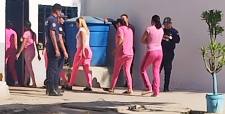 Imagen de la noticia: Estado Aragua: Doce mujeres recluidas en la PNB sofocadas al estar recluidas en celda con techo de Acerolit