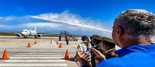 Imagen de la noticia: Arriban turistas a Porlamar del primer vuelo chárter procedente de Cali
