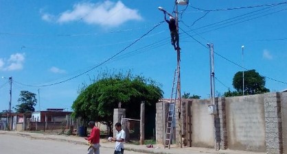 Imagen de la noticia: Municipio Cabimas: Alcaldia y Comunidad Organizada instalan 46 lámparas LED en sectores de la Av 33