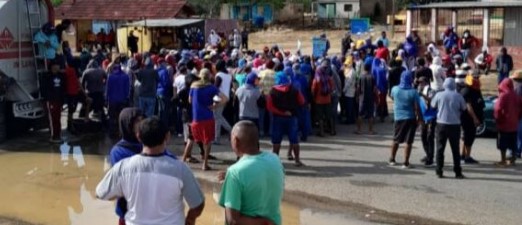 Imagen de la noticia: Estado Falcon: Pdvsa sigue sin indemnizar a pescadores de Río Seco por derrames y éstos trancan la Falcón-Zulia