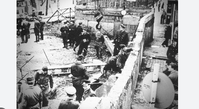 Imagen de la noticia: Un día como hoy, 22 de junio en la historia: 1990 fue demolido el Checkpoint Charlie en el Muro de Berlín, el más famoso de los pasos fronterizos del muro.