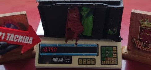Imagen de la noticia: Estado Táchira: Detienen a sujeto con mas de 10KG de cocaína dentro de unas baterías de carro