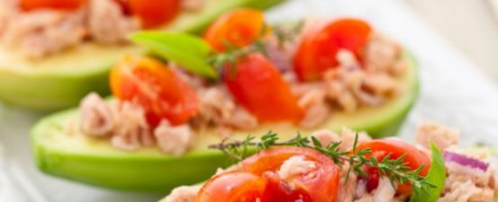 Imagen de la noticia: Ensalada de atún servida en aguacate