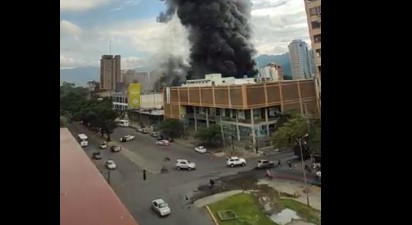 Imagen de la noticia: Estado Carabobo: Combaten incendio que consume sucursal de Tiendas Traki.(video/imagen)