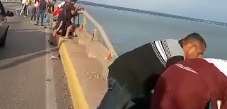 Imagen de la noticia: Estado Zulia: Vehículo se precipita al Lago de Maracaibo.(imágenes)