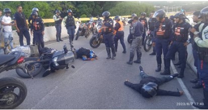 Imagen de la noticia: Caracas: Asesinan a tres funcionarios del CICPC al ser interceptados por un vehículo