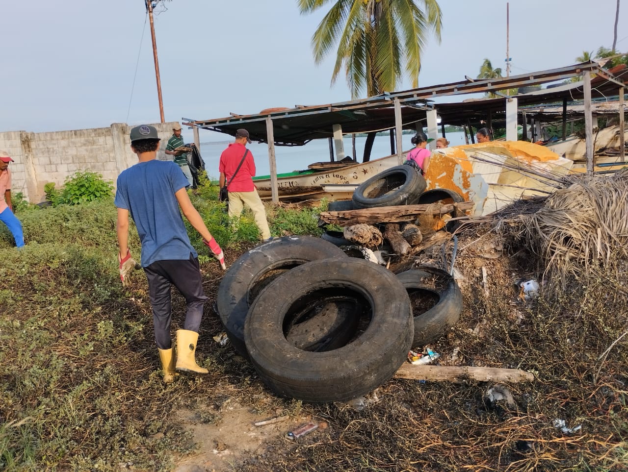 Imagen de la noticia: Municipio Santa Rita: Alcalde Alenis Guerrero realizó jornada número 16 de saneamiento al Lago de Maracaibo