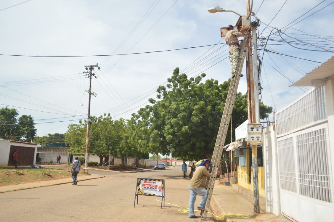 Imagen de la noticia: Municipio Santa Rita: Alcaldía comenzó instalación de lámparas LED en Urbanización San Benito