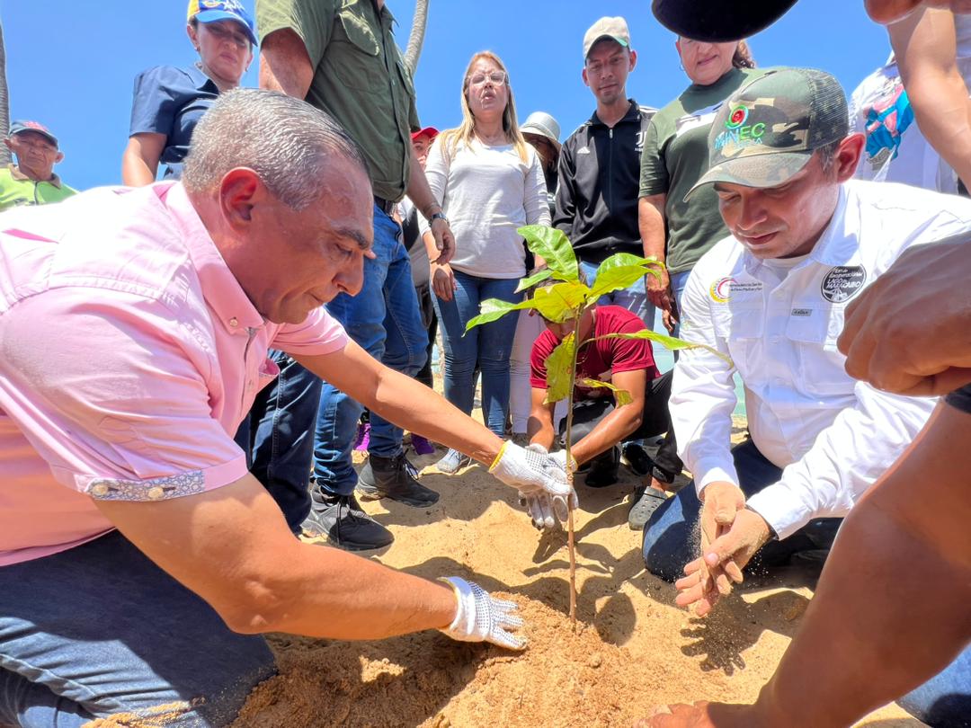 Imagen de la noticia: Municipio Santa Rita: Alcalde Alenis Guerrero participó en Jornada de saneamiento, sensibilización y plantación con Ministro de Ecosocialismo