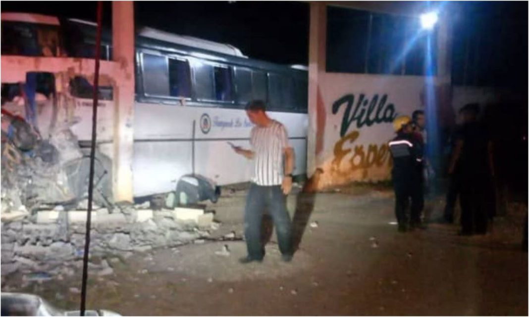 Imagen de la noticia: Aparatoso accidente de autobús en Barquisimeto