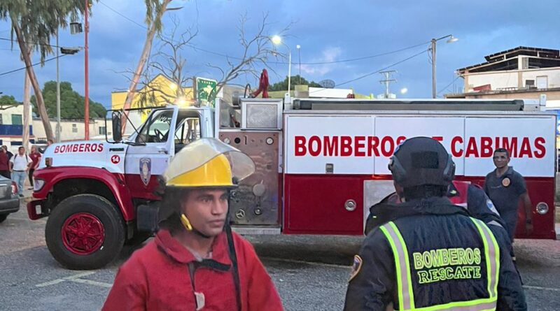 Imagen de la noticia: Cabimas: Cuerpo de Bomberos controló eficientemente el incendio suscitado en el Colegio Universitario Monseñor de Talavera