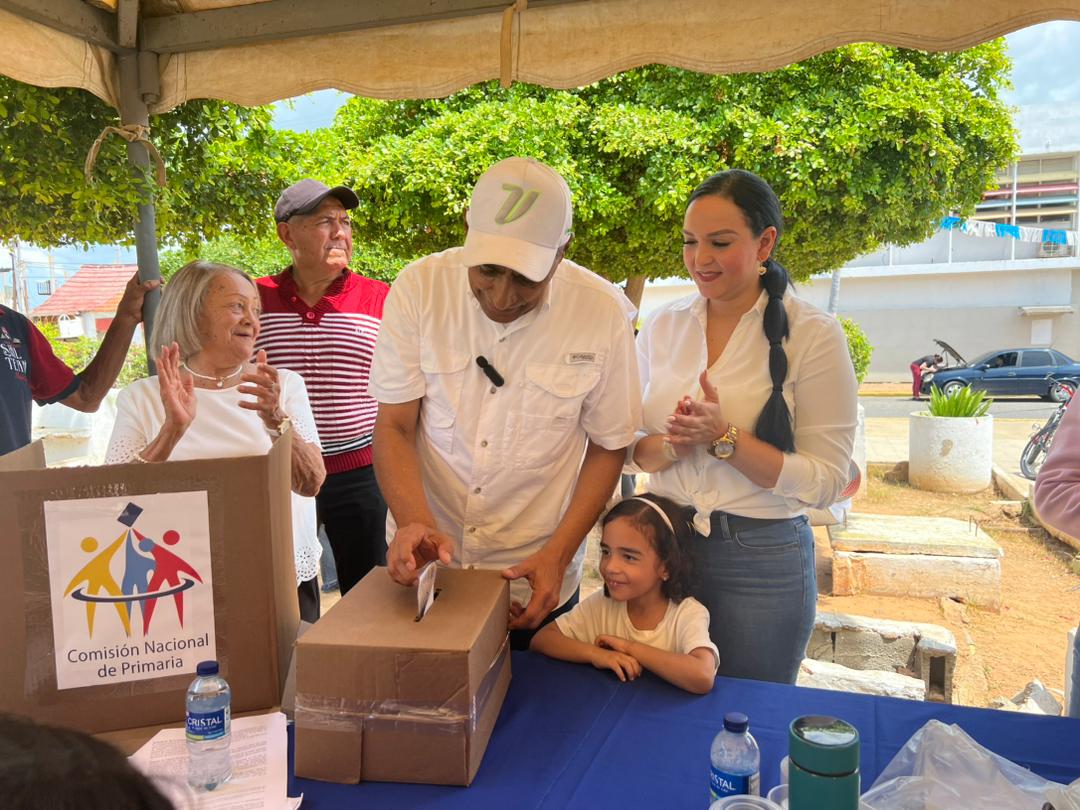 Imagen de la noticia: Municipio Santa Rita: Alcalde Alenis Guerrero vota en medio de clima de buena participación electoral