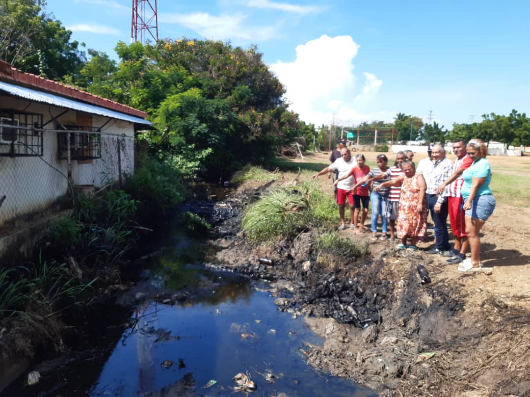 Imagen de la noticia: Municipio Cabimas: habitantes de R5 dicen que están hartos de los derrames de petróleo