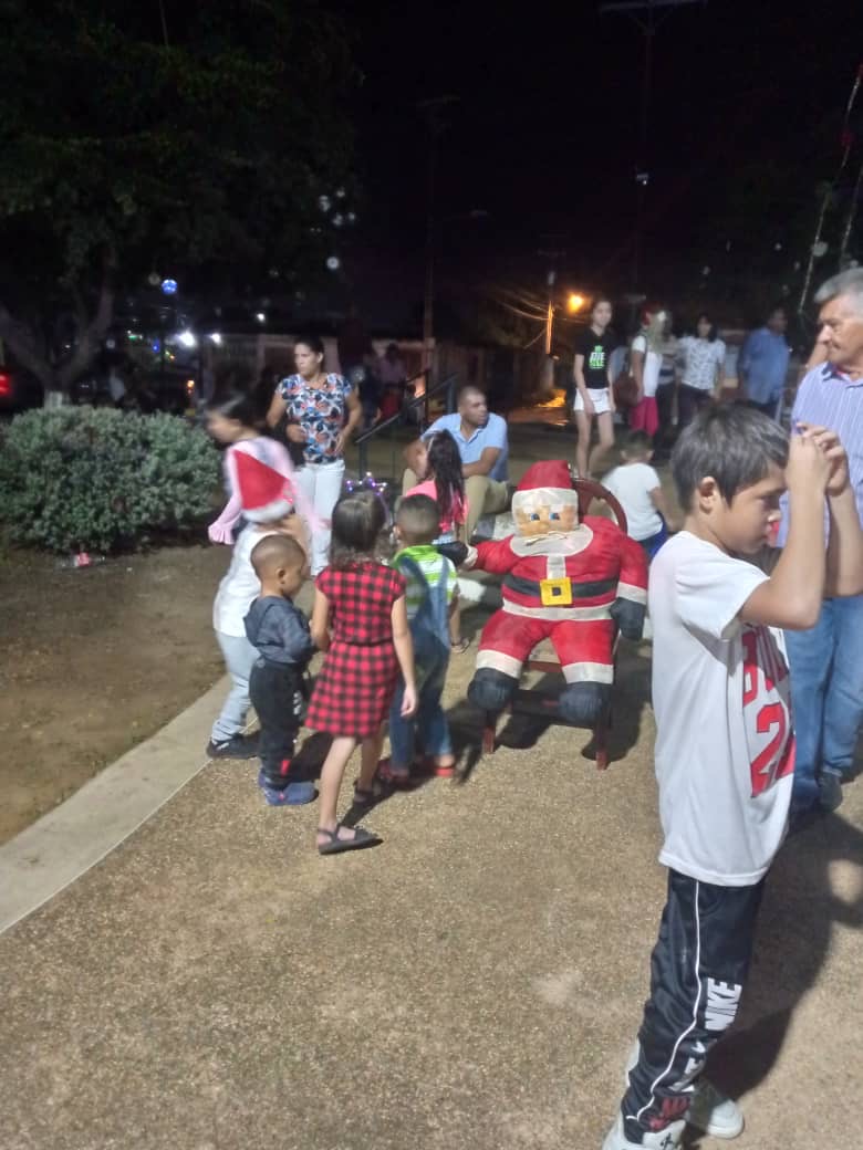 Imagen de la noticia: Municipio Cabimas: Trabajos de embellecimiento de la plaza Catalina 3 fueron celebrados con encendido navideño