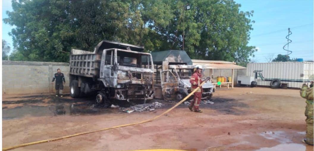 Imagen de la noticia: Municipio Cabimas:Un herido y dos camiones incendiados resultado del atentado a la empresa Caneveca»