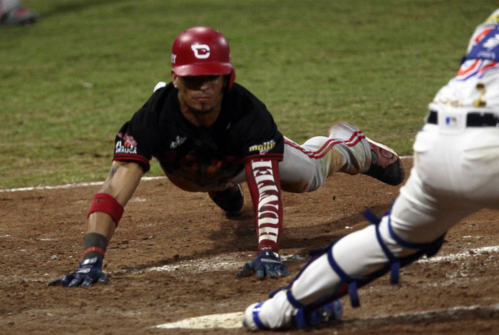 Imagen de la noticia: Cardenales rompió el invicto de Tiburones de La Guaira