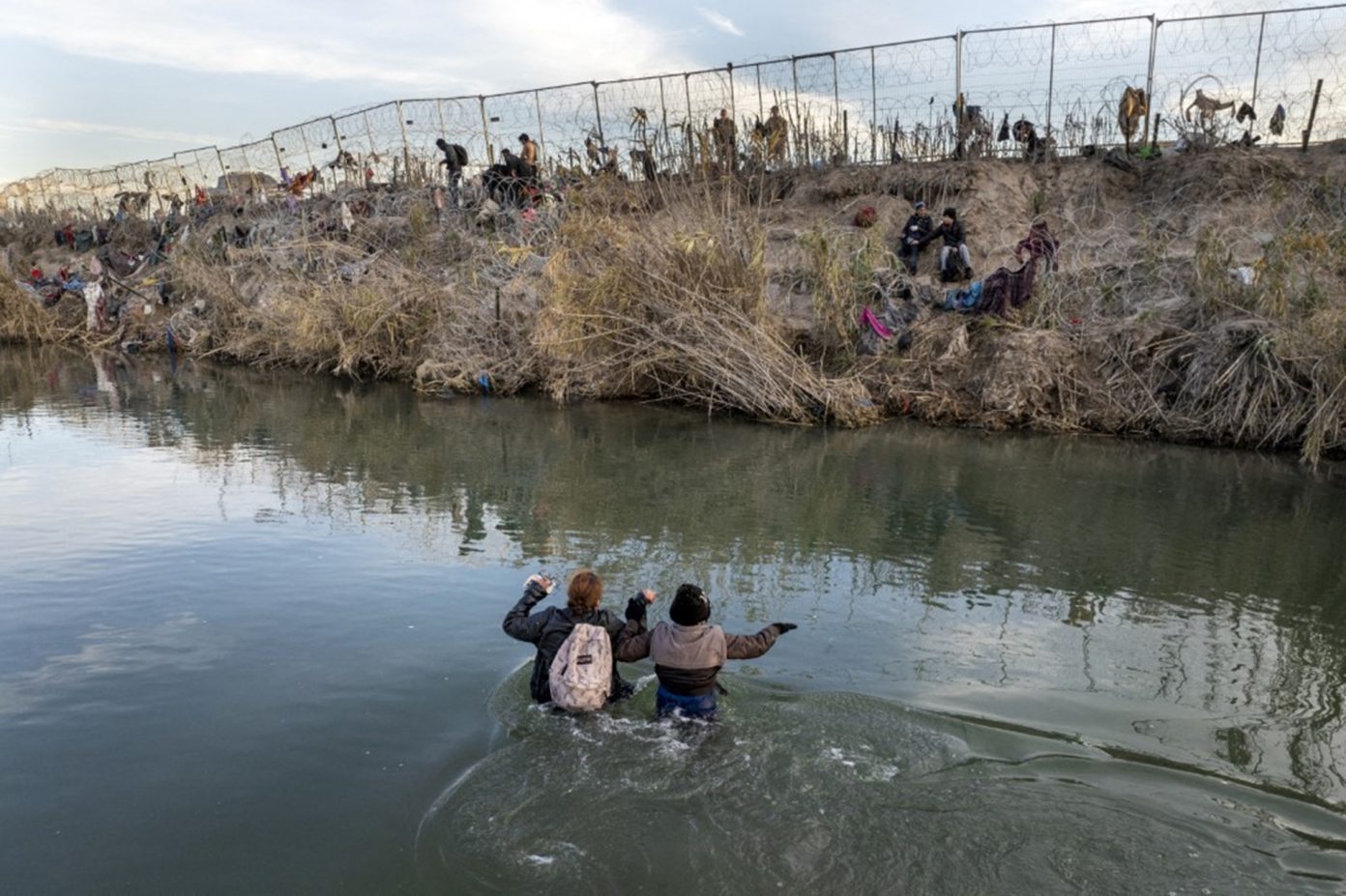 Imagen de la noticia: Texas construirá base militar en frontera con México para contener migración