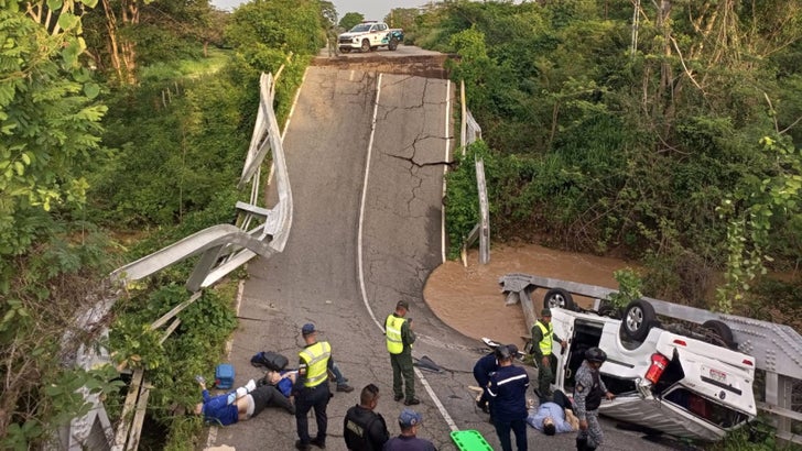 Imagen de la noticia: Colapsó puente en el sector la Cooperativa en vía Falcón y Zulia y deja un muerto y tres heridos