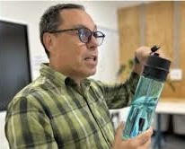 Imagen de la noticia: Profesor venezolano crea una botella capaz de potabilizar el agua