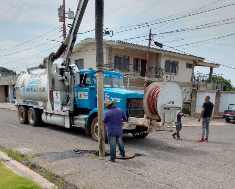 Imagen de la noticia: Municipio Cabimas: Mantenimiento de bocas de visita benefician a 50 familias de las calles Los Apamates y Los Lirios