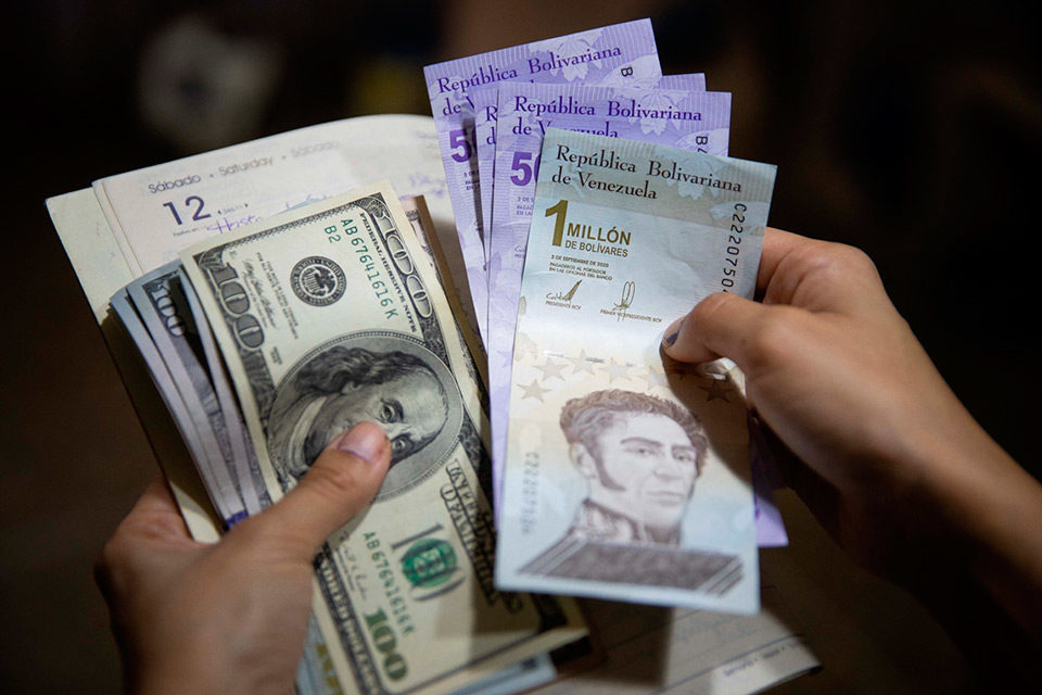 Imagen de la noticia: Cotización del dólar paralelo supera la del oficial en más de 20%