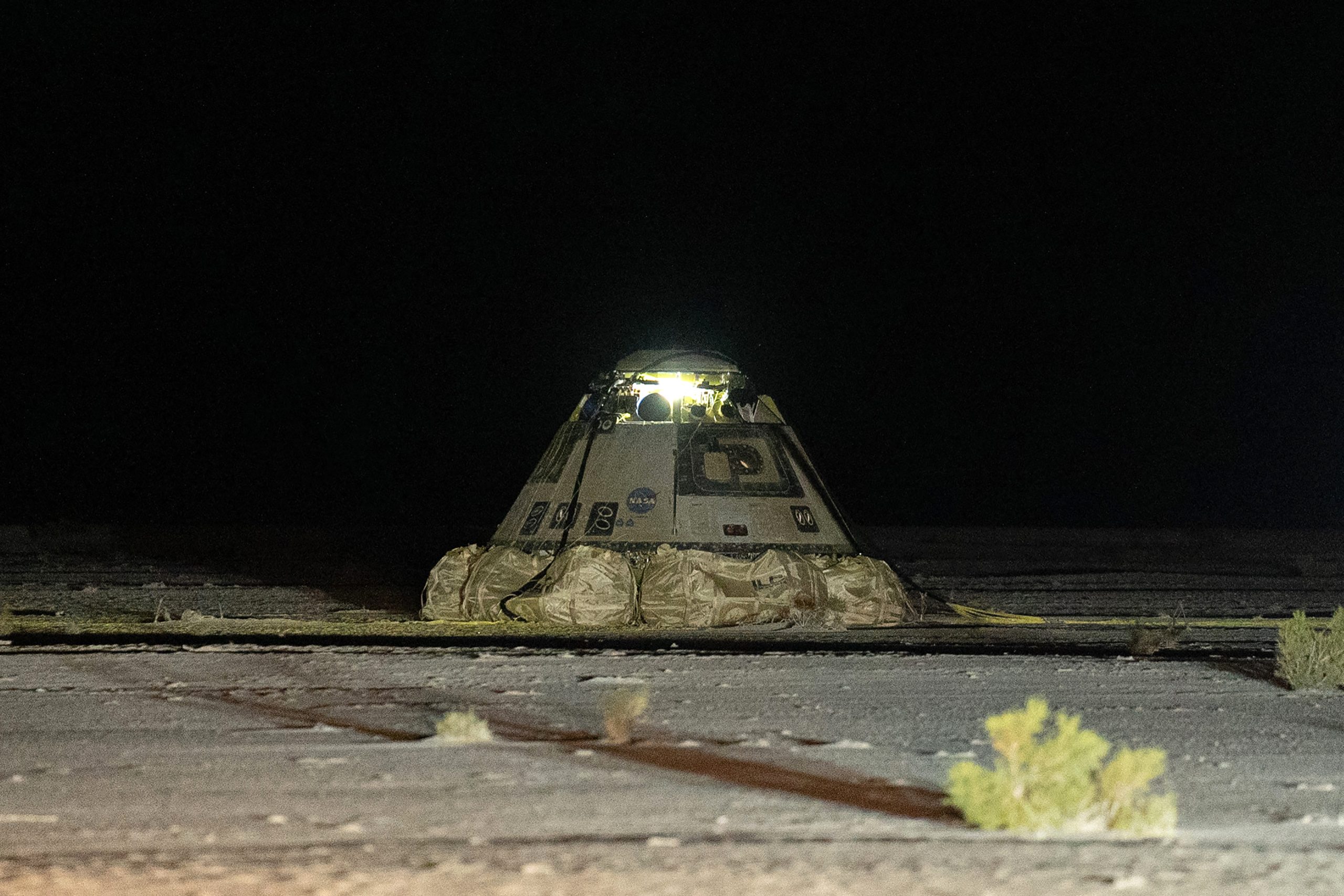 Imagen de la noticia: Cápsula espacial de Boeing regresa a la Tierra sin su tripulación por dudas de seguridad
