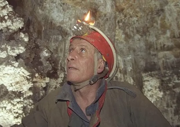 Imagen de la noticia: El científico que decidió vivir en una cueva «en la oscuridad, sin saber la hora» y lo que mostró sobre nuestra relación con el tiempo