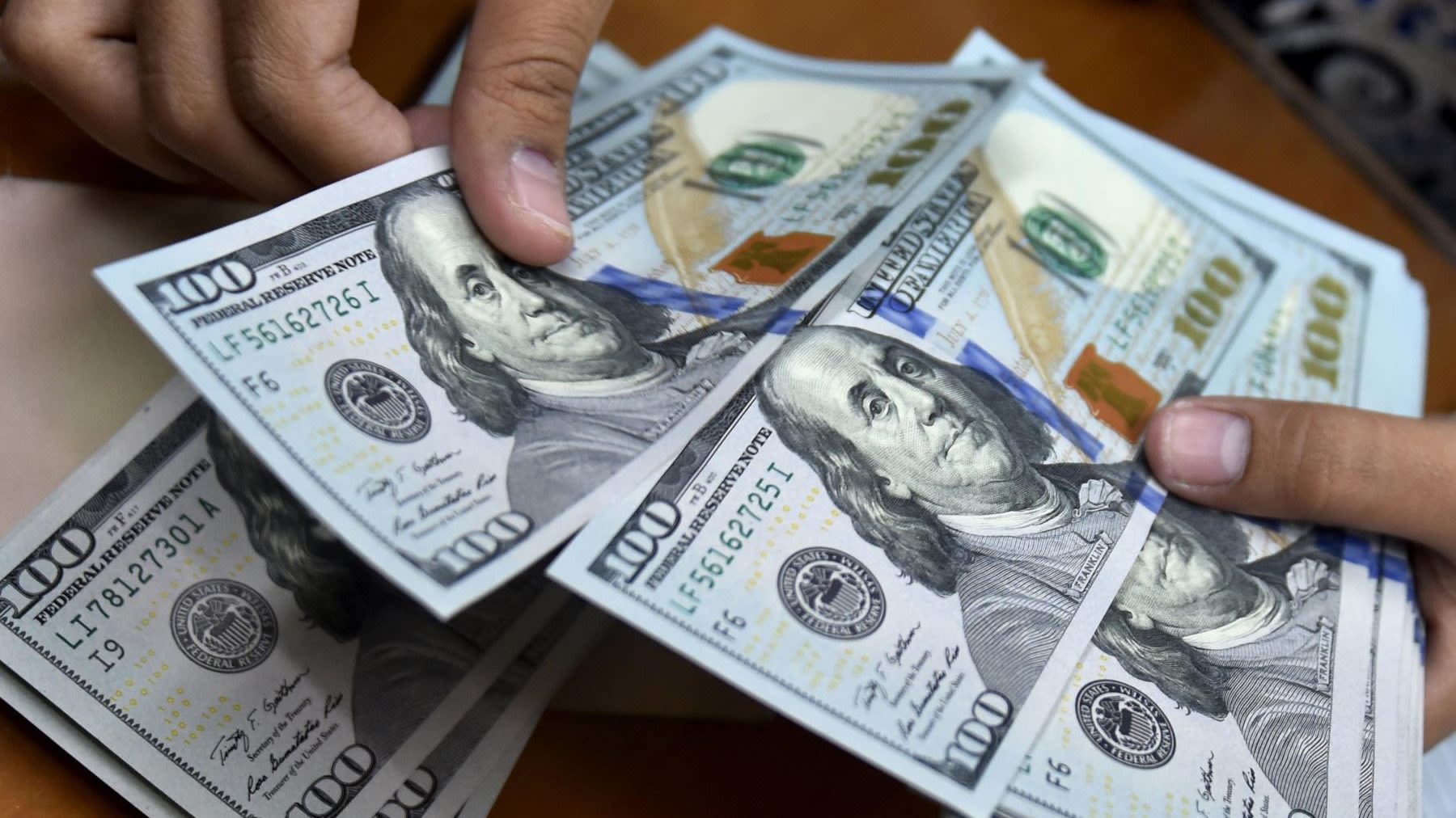 Imagen de la noticia: Nacionales: Lo que debes saber sobre el aumento de la brecha entre el dólar oficial y el paralelo