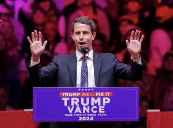 Imagen de la noticia: Estados Unidos: La furia por el comediante que durante un evento de Trump llamó a Puerto Rico «isla de basura»
