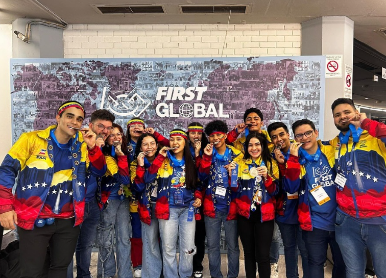 Imagen de la noticia: Nacionales: Selección de Robótica se llevó la plata en el mundial First Global Challenge 2024