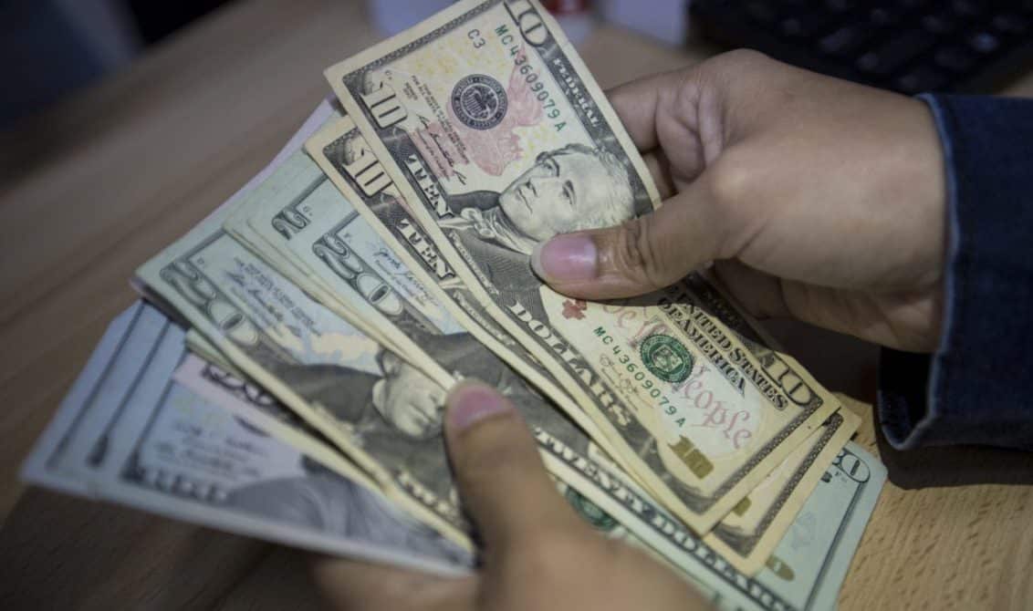 Imagen de la noticia: Nacionales: Se ensancha la brecha entre el precio oficial del dólar y el paralelo