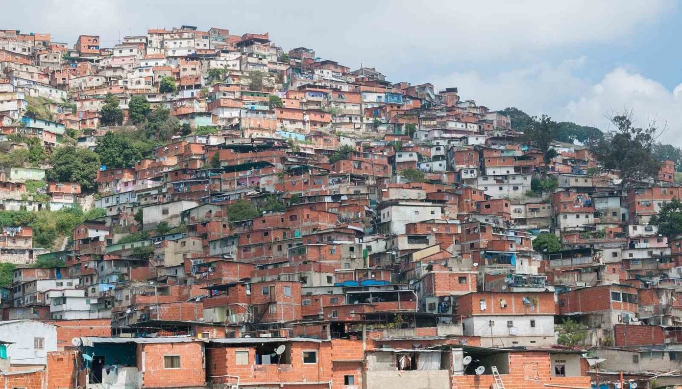 Imagen de la noticia: Caracas: Adolescente abandona a bebé recién nacido en platabanda de su vecino