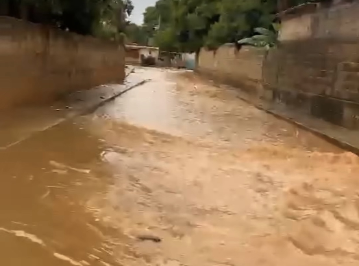 Imagen de la noticia: Municipio Maracaibo: Muere niña de 11 años tras ser arrastrada por una cañada en Integración Comunal
