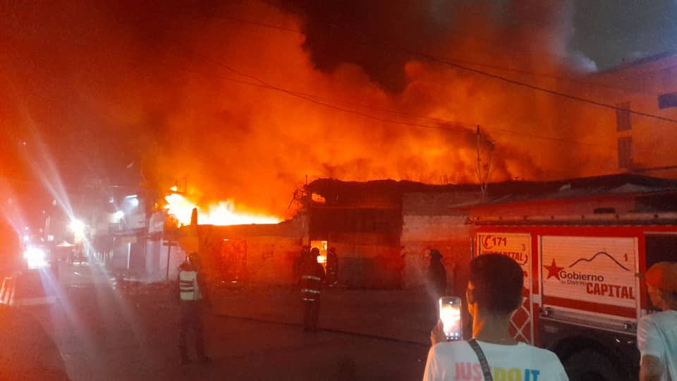 Imagen de la noticia: Caracas: Colapsa galpón en Catia tras voraz incendio: 80 personas evacuadas y al menos siete afectados por el humo