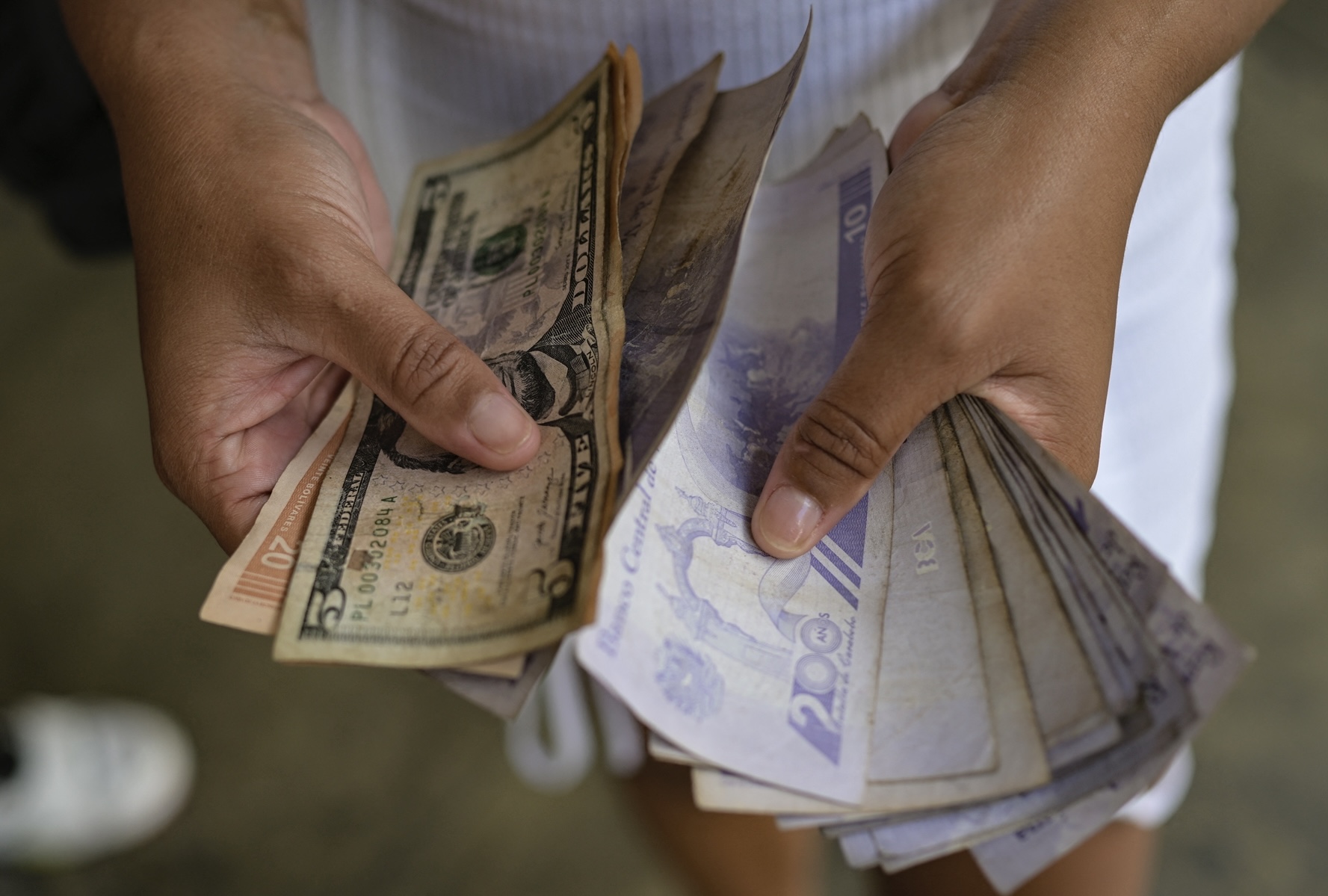 Imagen de la noticia: Nacionales: Instan a proveedores y vendedores del comercio electrónico a respetar la tasa del dólar del BCV