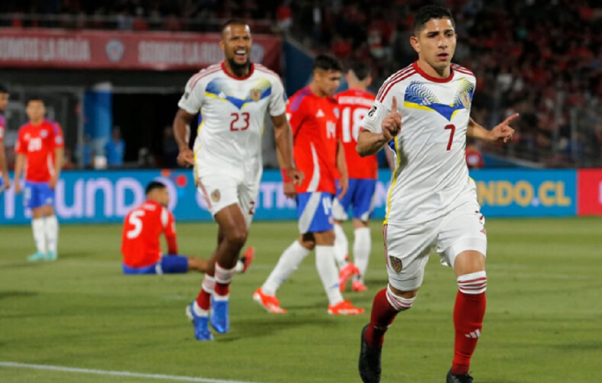 Imagen de la noticia: Futbol: Chile vence a la Vinotinto 4-2